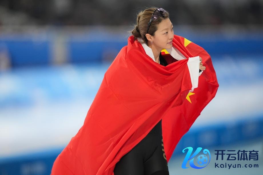 [图]中国队包揽亚冬会速率溜冰女子3000米金银铜牌体育录像/图片